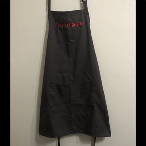 Apron Earth fare gray with kangaroo pockets of front